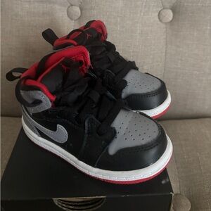 Jordan 1 Toddler Black, Red, and Gray Jordan Sz 6C